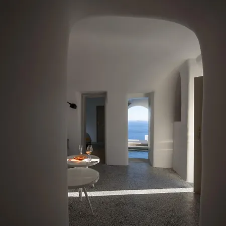 Echoes Luxury Oia (Santorini)